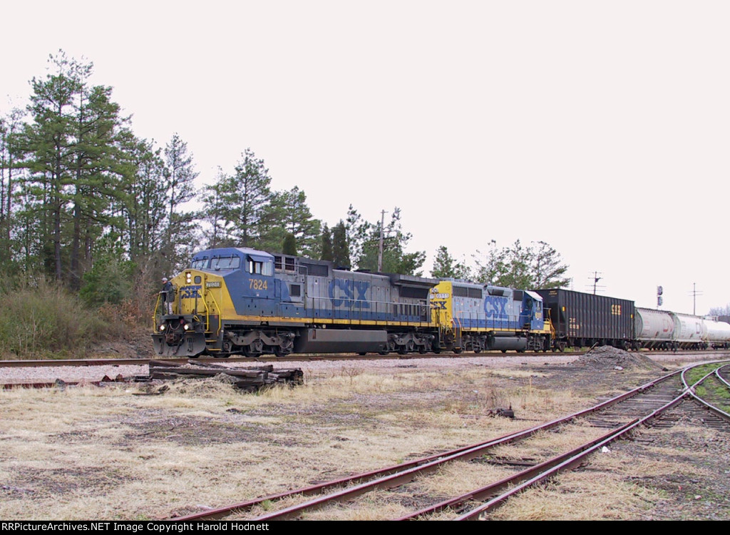 CSX 7824 & 6111 lead train F742 northbound